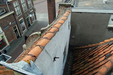 <p>Foto van de boven- en achterzijde van het ter plaatse van de afgebroken Kamper binnenpoort gebouwde ondiepe voorhuis van Kamperstraat 36.</p>

